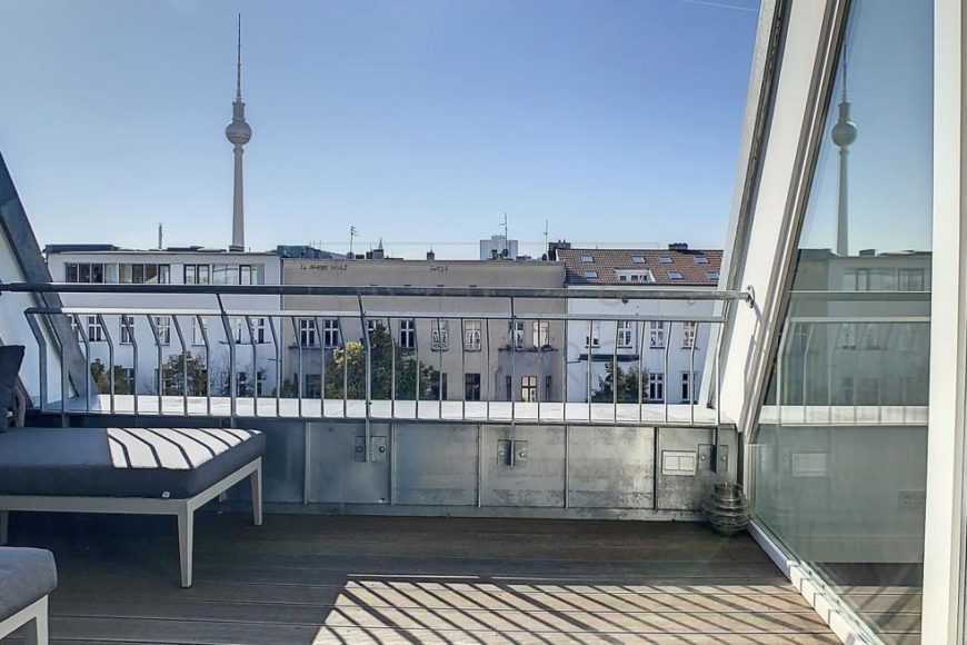 LUXURIÖSE DACHGESCHOSS-MAISONETTE MIT BLICK AUF DEN FERNSEHTURM LUXURIÖSE DACHGESCHOSS-MAISONETTE MIT BLICK AUF DEN FERNSEHTURM
