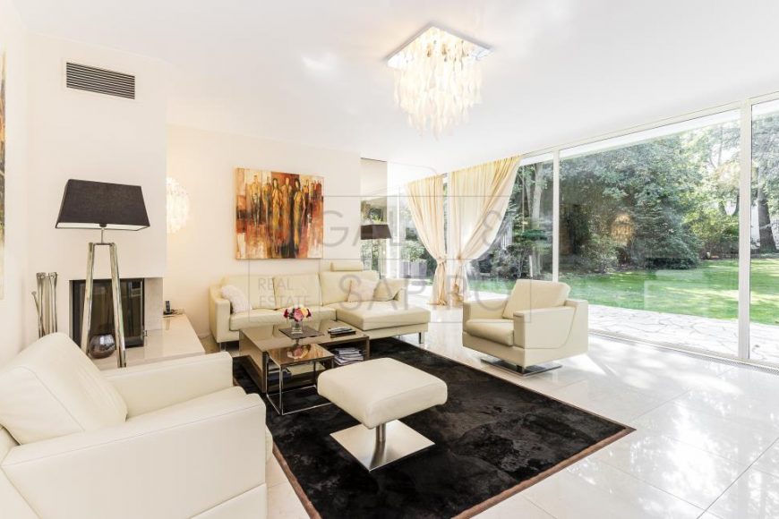 EINFAMILIENHAUS IM BAUHAUSSTIL MIT PARKÄHNLICHEM GARTEN UND POOL EINFAMILIENHAUS IM BAUHAUSSTIL MIT PARKÄHNLICHEM GARTEN UND POOL